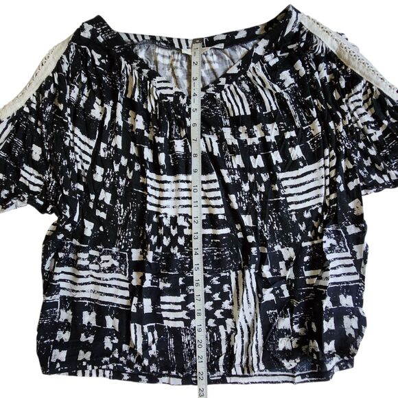 The Addison Story Black White Geometric Print Short Sleeve V Neck Top Sz XS - Picture 9 of 10